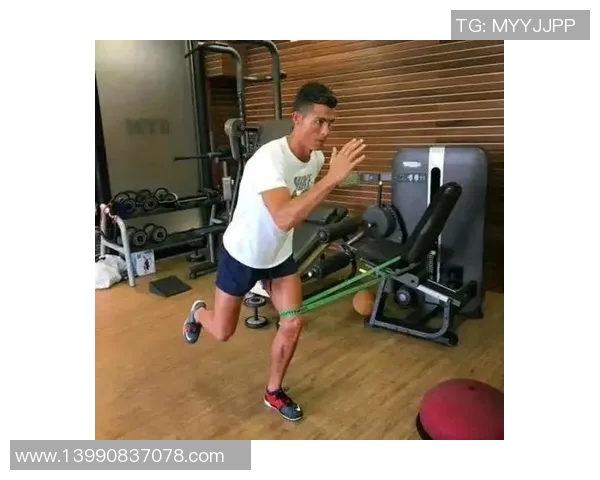 足球球星日常训练揭秘 如何在场上保持顶尖状态并提高竞技水平