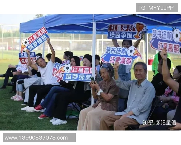 两人合作训练提升足球技术 选用明星球杆助力个人与团队成长 两人合作训练提升足球技术 选用明星球杆助力个人与团队成长