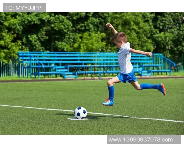 小男孩足球球星奋力奔跑瞬间捕捉高清图片展现青春活力与球场魅力